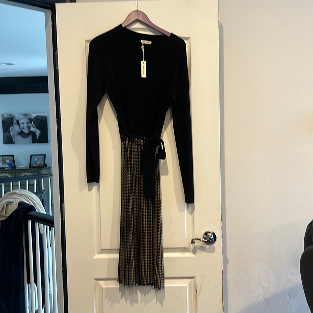 Absolutely stunning max studio dress black and tan with a belt at the waist.